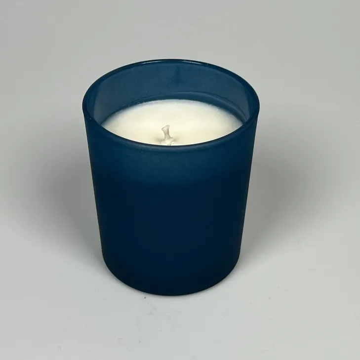 Świeca sojowa zapachowa w szkle granatowym - bawełniany knot 245 ml